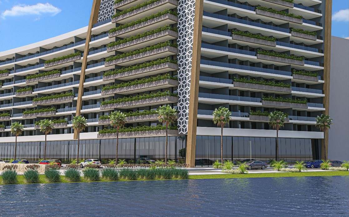 L’angle de la tour au bord de l’eau : balcons plantés, moucharabieh et cadre doré.